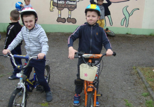 Chłopcy na rowerach